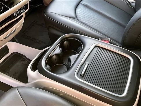 Used 2024 Chrysler Pacifica Touring-L image 17