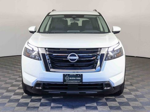 Used 2024 Nissan Pathfinder SV image 2