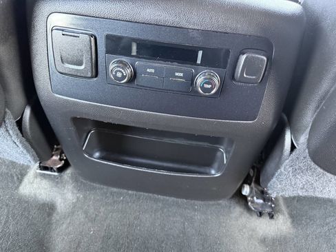Used 2015 Chevrolet Suburban LT image 30
