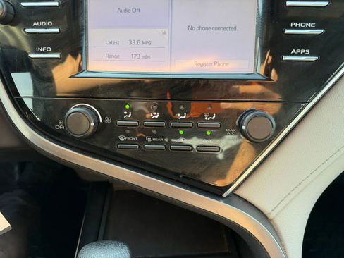 Used 2018 Toyota Camry LE FWD image 25