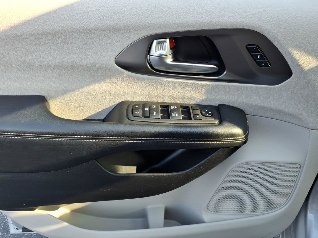 Used 2023 Chrysler Pacifica Touring-L FWD image 6
