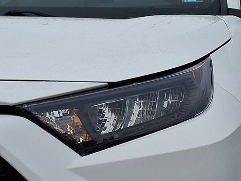 Used 2021 Toyota RAV4 LE image 9