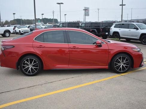 Used 2024 Toyota Camry SE image 4