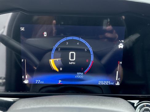 Used 2025 Chevrolet Trax RS w/ Sunroof Package FWD image 13