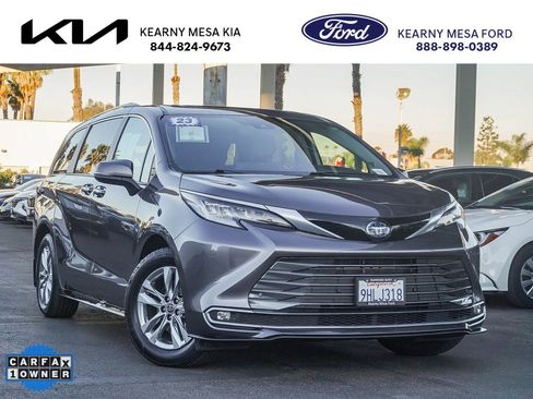 Used 2023 Toyota Sienna Limited image 1