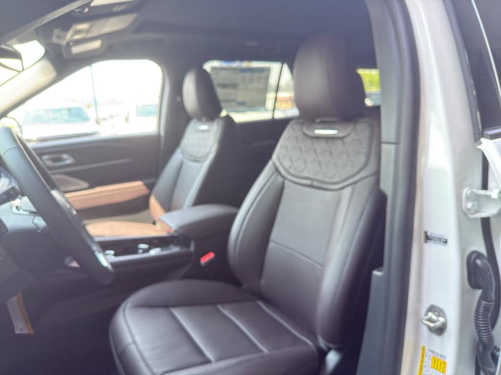 Used 2026 Ford Explorer Platinum w/ LUX Leather Package AWD/4WD image 16