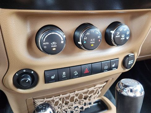 Used 2012 Jeep Wrangler Sahara w/ Dual Top Group AWD/4WD image 22