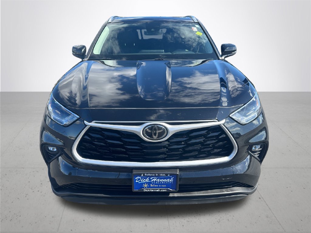 Used 2021 Toyota Highlander XLE AWD/4WD image 3