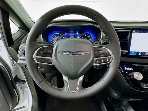 Used 2025 Chrysler Pacifica Select image 9
