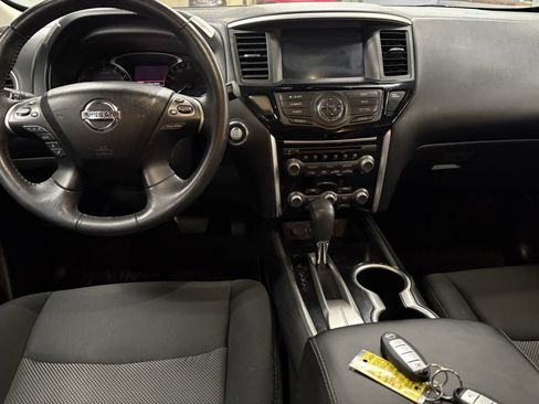 Used 2020 Nissan Pathfinder SV image 17