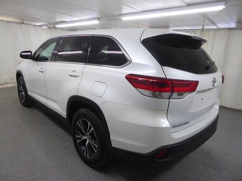 Used 2019 Toyota Highlander LE FWD image 5