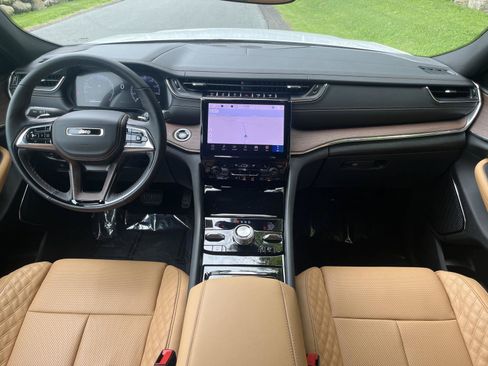 Used 2025 Jeep Grand Cherokee Summit w/ Luxury Tech Group V AWD/4WD image 17