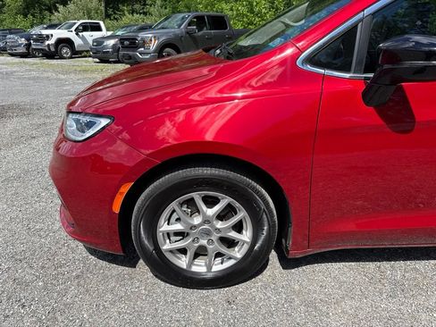 Used 2024 Chrysler Pacifica Touring-L FWD image 6
