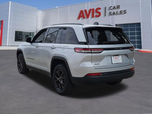 Used 2025 Jeep Grand Cherokee Altitude AWD/4WD image 3