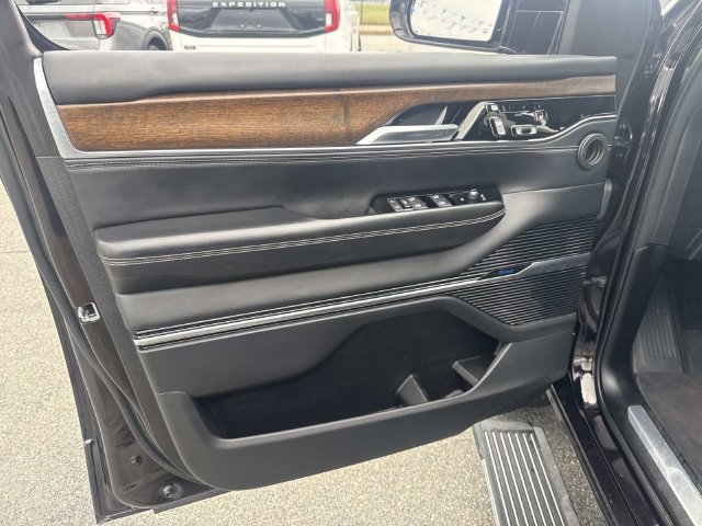Used 2023 Jeep Grand Wagoneer L Series II AWD/4WD image 20