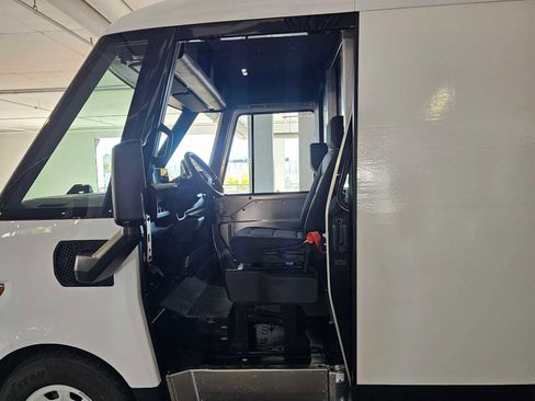 Used 2024 Chevrolet Brightdrop 400 w/ Commercial Equipment Package image 17