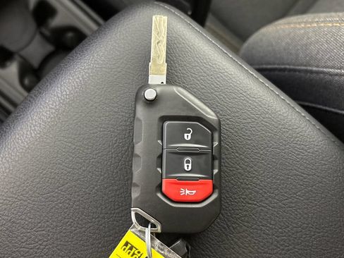 Used 2025 Jeep Gladiator Sport AWD/4WD image 32