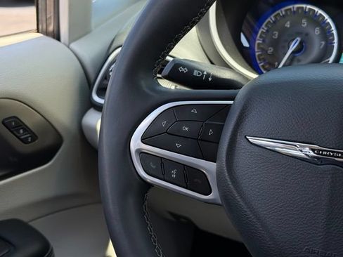 Used 2023 Chrysler Pacifica Touring-L FWD image 8