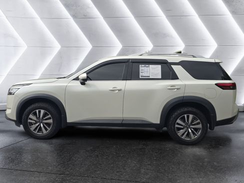 Used 2023 Nissan Pathfinder SL AWD/4WD image 2