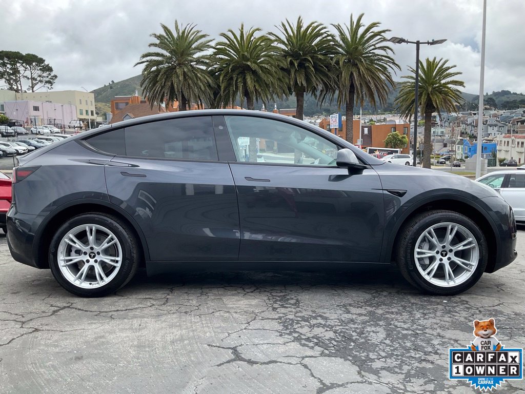Used 2024 Tesla Model Y 2WD image 3