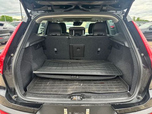 Used 2021 Volvo XC40 T5 Momentum w/ Premium Package AWD/4WD image 13