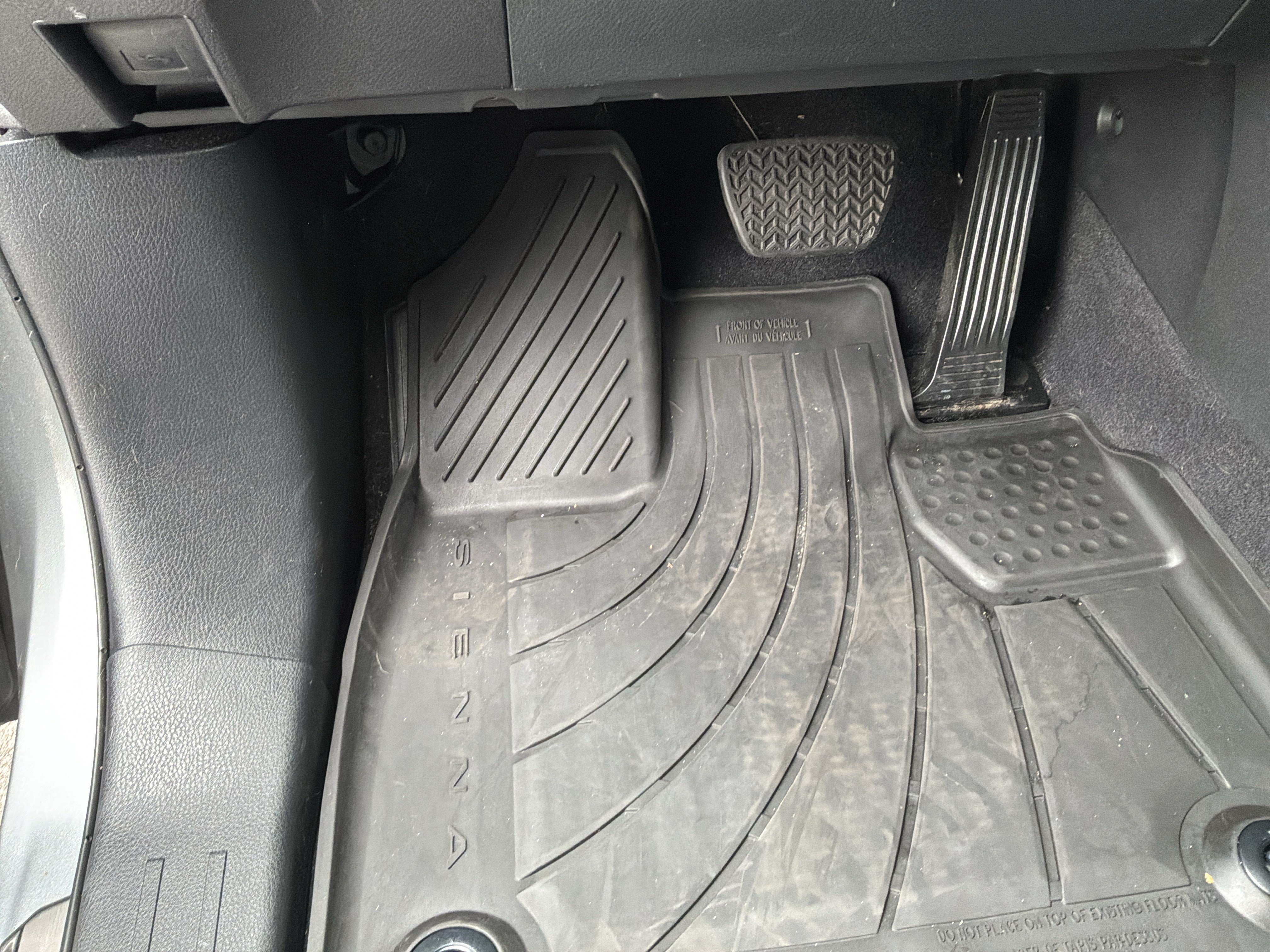 Used 2026 Toyota Sienna XLE FWD image 17