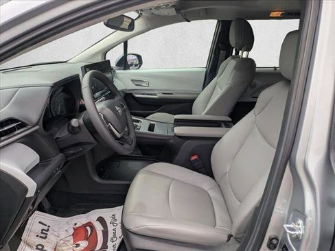 Used 2025 Toyota Sienna XLE image 15