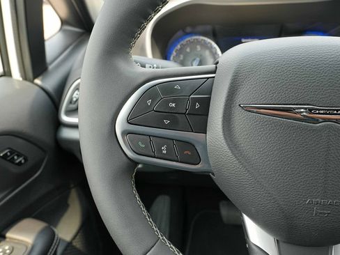 Used 2026 Chrysler Pacifica Select FWD image 31