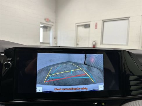 Used 2025 Toyota Camry SE image 32