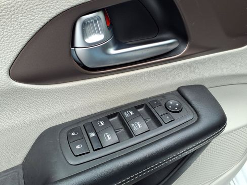 Used 2022 Chrysler Voyager LX FWD image 20