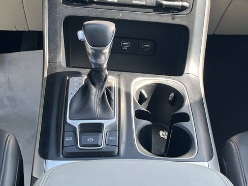 Used 2023 Kia Carnival LX FWD image 16