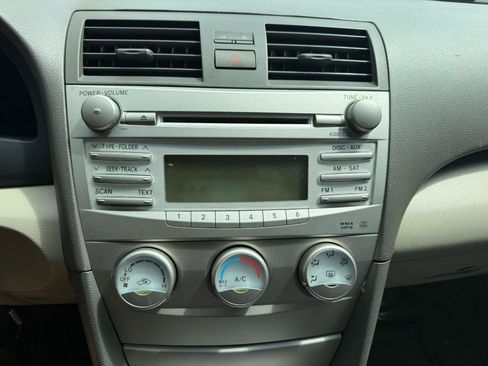 Used 2011 Toyota Camry LE FWD image 30