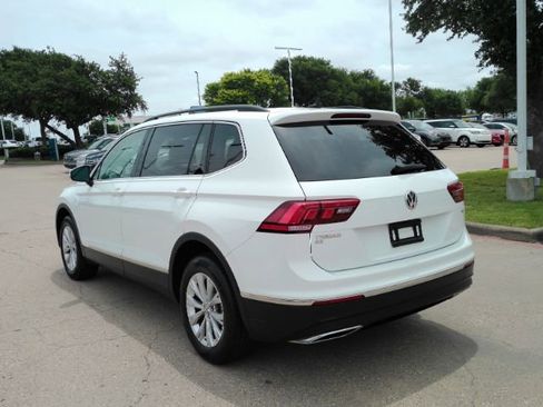 Used 2018 Volkswagen Tiguan SE w/ Panoramic Sunroof Package FWD image 9