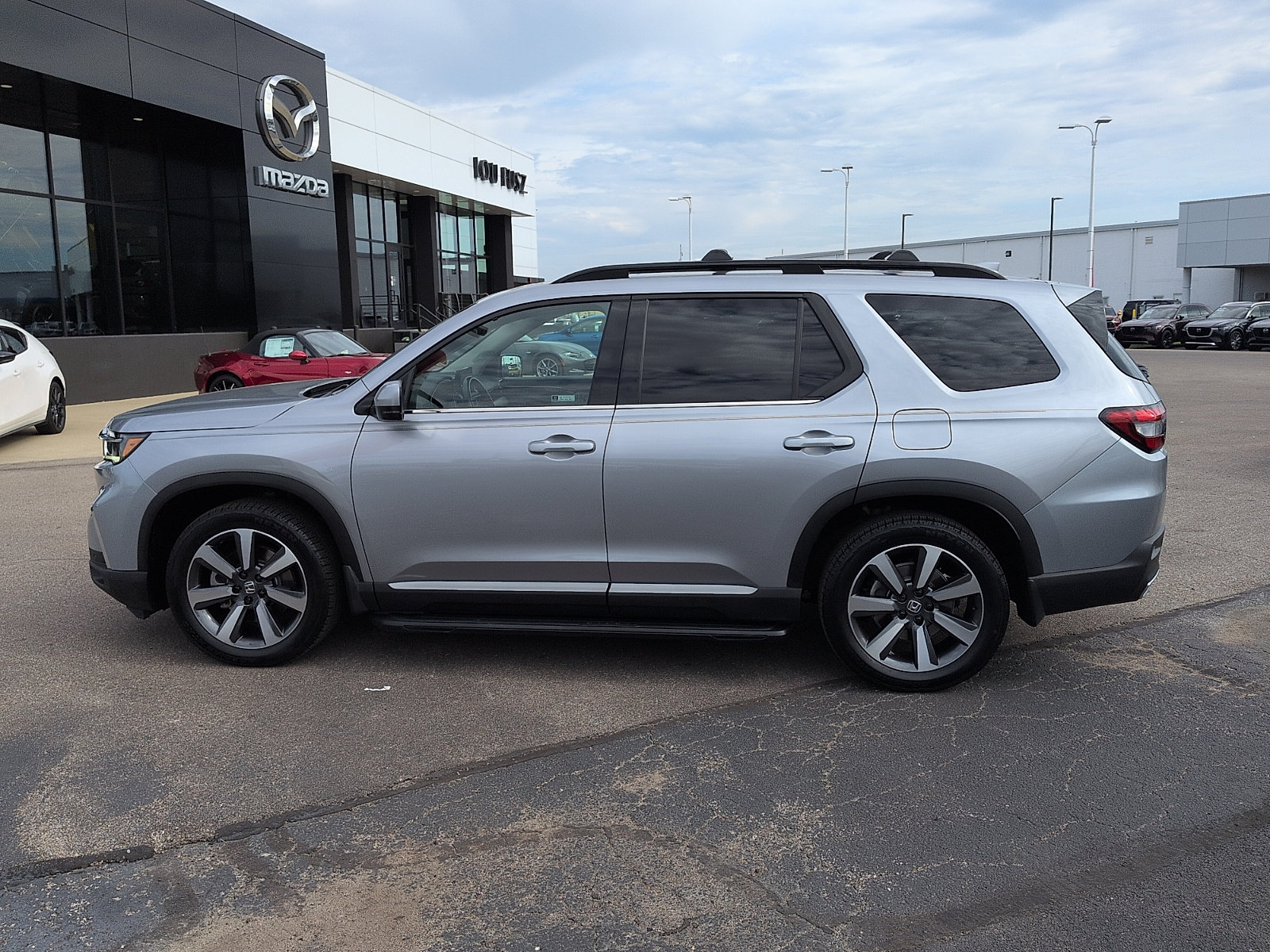 Used 2025 Honda Pilot Touring image 4