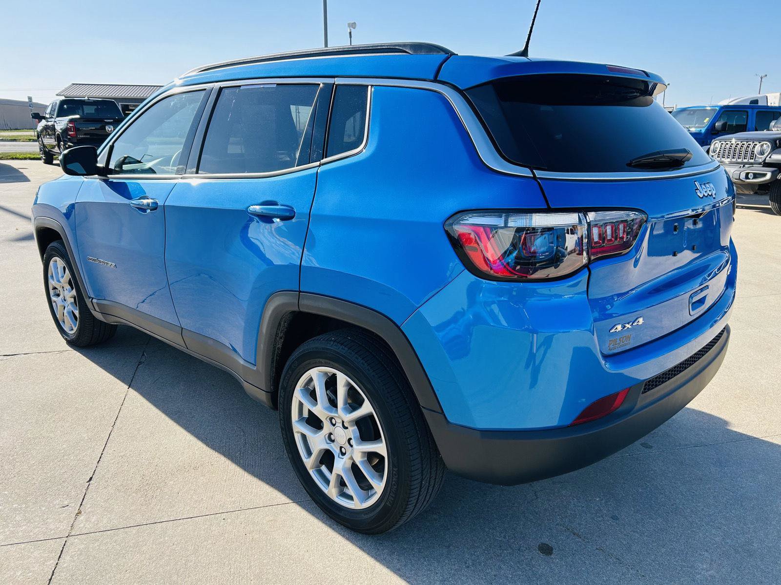 Used 2023 Jeep Compass Latitude AWD/4WD image 32