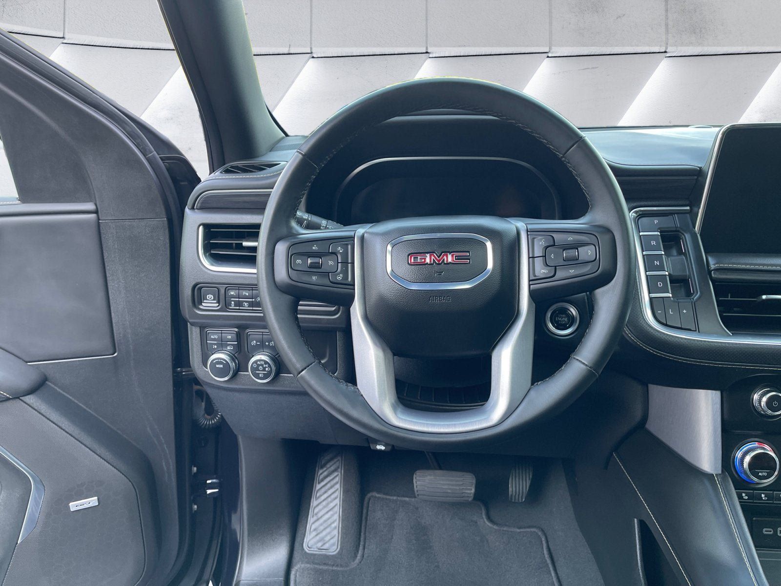 Used 2024 GMC Yukon XL SLT w/ SLT Luxury Package AWD/4WD image 13