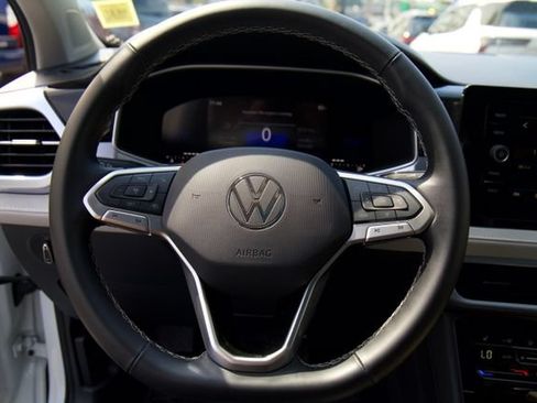 Used 2025 Volkswagen Taos SE w/ Panoramic Sunroof Package FWD image 17