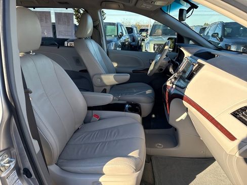 Used 2012 Toyota Sienna XLE image 12
