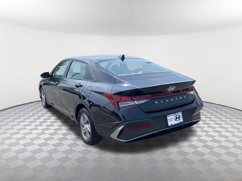 Used 2025 Hyundai Elantra SE image 9