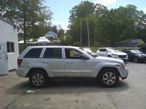 Used 2010 Jeep Grand Cherokee Laredo AWD/4WD image 4