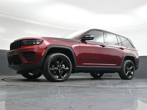 Used 2024 Jeep Grand Cherokee Altitude AWD/4WD image 35