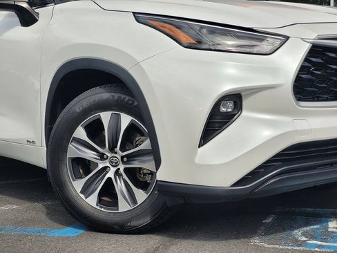 Used 2023 Toyota Highlander XLE AWD/4WD image 3