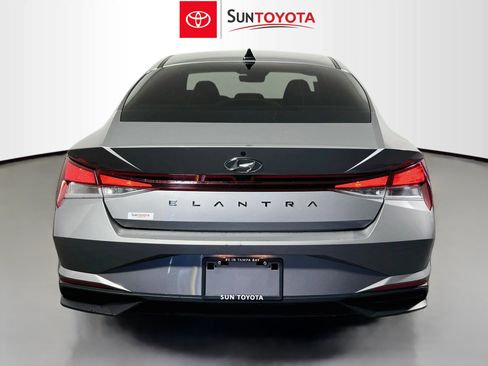 Used 2022 Hyundai Elantra SEL w/ Convenience Package FWD image 5