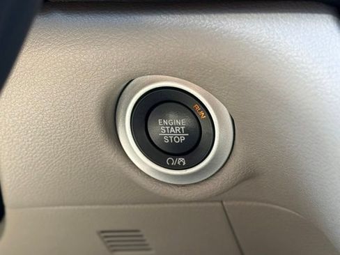 Used 2023 Chrysler Pacifica Touring-L FWD image 12
