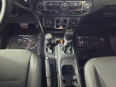 Certified 2025 Jeep Gladiator Sport image 15