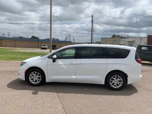 Used 2023 Chrysler Voyager LX FWD image 4