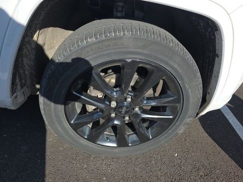 Used 2017 Jeep Grand Cherokee Altitude image 4