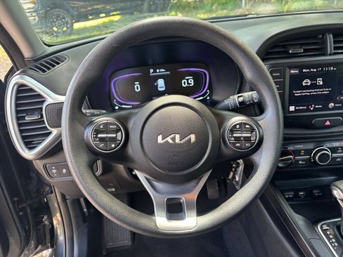 Used 2025 Kia Soul LX w/ LX Technology Package FWD image 25