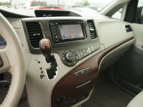 Used 2013 Toyota Sienna XLE w/ Entertainment Pkg FWD image 28