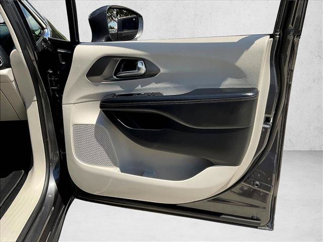 Used 2020 Chrysler Pacifica Touring-L FWD image 15
